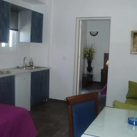 Otel Rita's Place 2*