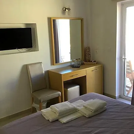 Rita's Place 2* イオス島 チョーラ
