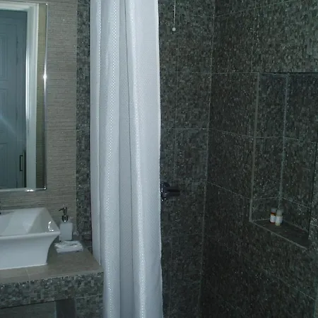 Otel Rita's Place 2*